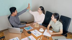 Formula Gaji Berbasis Kinerja: Mengapa Kehadiran Saja Tidak Cukup untuk Menentukan Penghasilan Terbaik