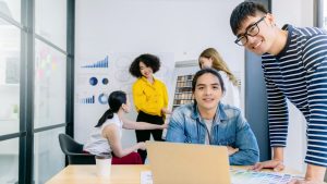 Generasi Z di Tempat Kerja: Menavigasi Nilai, Ekspektasi, dan Masa Depan Karier