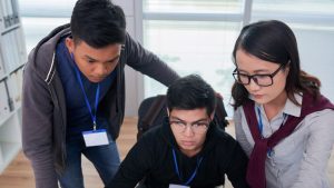 Stop Nganggur! Ini Rahasia Dapetin Gaji UMR Lewat Magang Resmi Kemnaker 2025